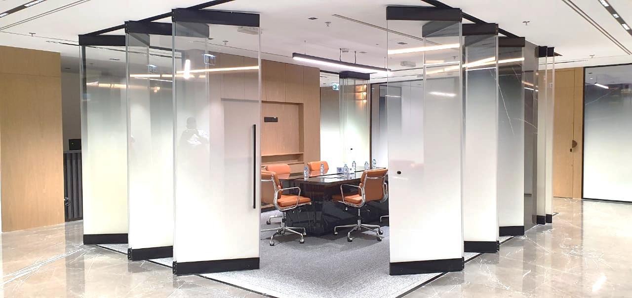 Frameless Glass Partitions - Professional Conference Setup